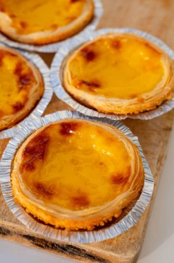 Portekiz 'in geleneksel tatlı tatlısı Pastel de nata yumurtalı kremalı tart pastası. Beyaz arka planda yakın plan.