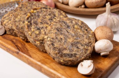 Lezzetli organik vejetaryen yemekleri, köfteli hamburgerler, mantarlar, vegan peyniri ve soğan.