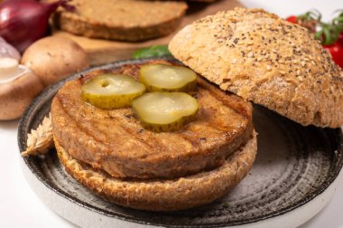 Vejetaryen veya vejetaryen köftelerden hamburgerler yapmak veya tahıldan yapılmış hamburgerler, hayati buğday glüten yemekleri, ızgara sağlıklı yiyecekler.