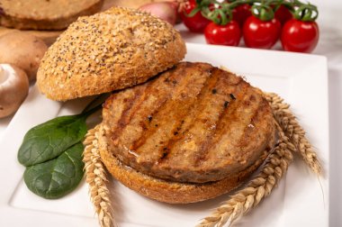 Vejetaryen veya vejetaryen köftelerden hamburgerler yapmak veya tahıldan yapılmış hamburgerler, hayati buğday glüten yemekleri, ızgara sağlıklı yiyecekler.