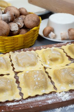 İtalyan yemeği, taze ev yapımı makarna ravioli köftesi ricotta yumuşak peynirli ve şampiyon porcini mantarlı, Parma, Emilia Romagna, İtalya, kapatın.