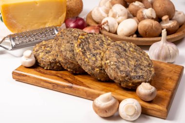 Lezzetli organik vejetaryen yemekleri, köfteli hamburgerler, mantarlar, vegan peyniri ve soğan.