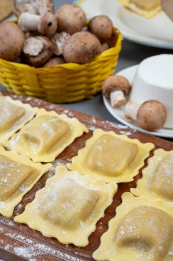 İtalyan yemeği, taze ev yapımı makarna ravioli köftesi ricotta yumuşak peynirli ve şampiyon porcini mantarlı, Parma, Emilia Romagna, İtalya, kapatın.