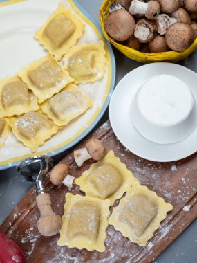 İtalyan yemeği, taze ev yapımı makarna ravioli köftesi ricotta yumuşak peynirli ve şampiyon porcini mantarlı, Parma, Emilia Romagna, İtalya, kapatın.