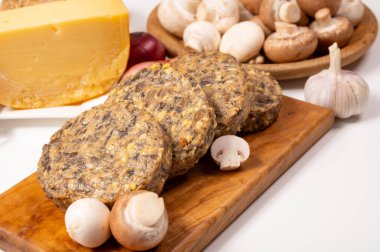 Lezzetli organik vejetaryen yemekleri, köfteli hamburgerler, mantarlar, vegan peyniri ve soğan.