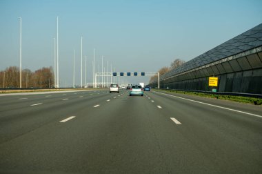 Hollanda 'da karayolu ihlali, Hollanda otoyollarında yüksek kaliteli asfalt üzerinde güvenli sürüş, A2, trafik sıkışıklığı sorunları, yol sıkıntısı, çok sayıda araba, yoğun saatler, trafik işaretleri