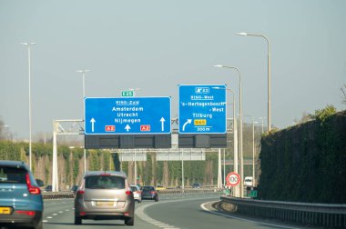 Hollanda 'da karayolu ihlali, Hollanda otoyollarında yüksek kaliteli asfalt üzerinde güvenli sürüş, A2, trafik sıkışıklığı sorunları, yol sıkıntısı, çok sayıda araba, yoğun saatler, trafik işaretleri