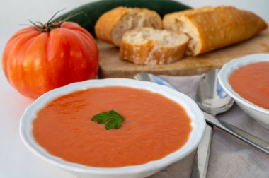 Cordoba, Endülüs Salmorejo 'dan ünlü sebze çorbası öğle yemeğinde soğuk servis edilir.