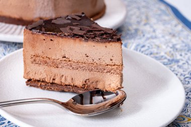 Koyu çikolatalı dondurmalı pasta, tatlı tatlı.