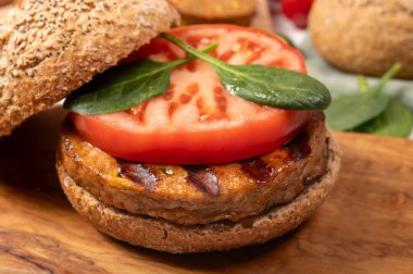 Hamburger, vejetaryen ya da vejetaryen köfteli çörekler ya da soya fasulyesi, tahıl, sebze, ızgara sağlıklı yiyecek ve yiyecek kavramından yapılmış hamburgerler yap.