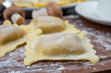 İtalyan yemeği, taze ev yapımı makarna ravioli köftesi ricotta yumuşak peynirli ve şampiyon porcini mantarlı, Parma, Emilia Romagna, İtalya, kapatın.