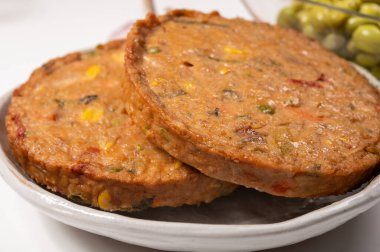 Pişmemiş vejetaryen köfteler veya hamburgerler tahıl, soya fasulyesi, sebze ve baklagillerden yapılır.