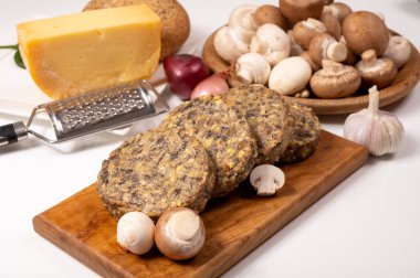 Lezzetli organik vejetaryen yemekleri, köfteli hamburgerler, mantarlar, vegan peyniri ve soğan.