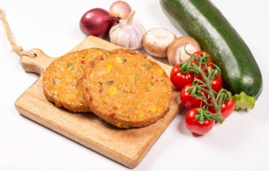 Pişmemiş vejetaryen köfteler veya hamburgerler tahıl, soya fasulyesi, sebze ve baklagillerden yapılır.
