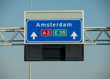 Hollanda 'da karayolu ihlali, Hollanda otoyollarında yüksek kaliteli asfalt üzerinde güvenli sürüş, A2, trafik sıkışıklığı sorunları, yol sıkıntısı, çok sayıda araba, yoğun saatler, trafik işaretleri