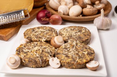 Lezzetli organik vejetaryen yemekleri, köfteli hamburgerler, mantarlar, vegan peyniri ve soğan.