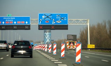 Hollanda 'da karayolu ihlali, Hollanda otoyollarında yüksek kaliteli asfalt üzerinde güvenli sürüş, A2, trafik sıkışıklığı sorunları, yol sıkıntısı, çok sayıda araba, yoğun saatler, trafik işaretleri