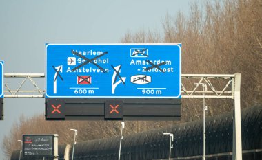 Hollanda 'da karayolu ihlali, Hollanda otoyollarında yüksek kaliteli asfalt üzerinde güvenli sürüş, A2, trafik sıkışıklığı sorunları, yol sıkıntısı, çok sayıda araba, yoğun saatler, trafik işaretleri