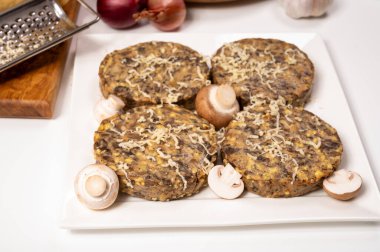 Lezzetli organik vejetaryen yemekleri, köfteli hamburgerler, mantarlar, vegan peyniri ve soğan.