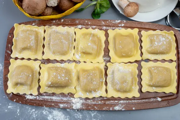 İtalyan yemeği, taze ev yapımı makarna ravioli köftesi ricotta yumuşak peynirli ve şampiyon porcini mantarlı, Parma, Emilia Romagna, İtalya, kapatın.