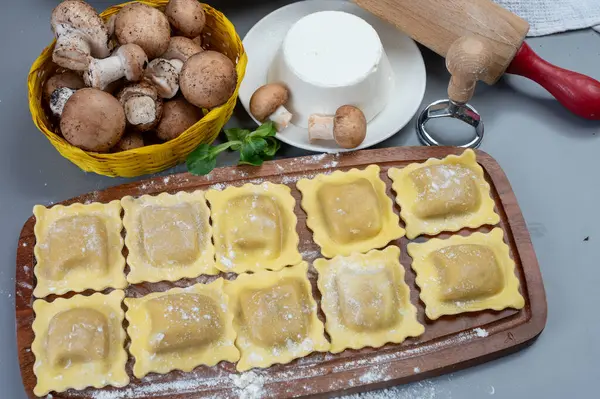 İtalyan yemeği, taze ev yapımı makarna ravioli köftesi ricotta yumuşak peynirli ve şampiyon porcini mantarlı, Parma, Emilia Romagna, İtalya, kapatın.