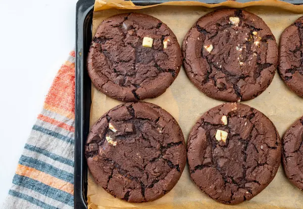 Amerikan tatlısı yumuşak, siyah ve beyaz çikolatalı kurabiyeler.