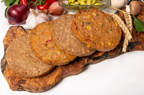 Pişmemiş vejetaryen köfteler veya hamburgerler tahıl, soya fasulyesi, sebze ve baklagillerden yapılır.