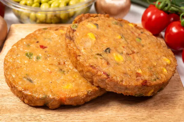 Pişmemiş vejetaryen köfteler veya hamburgerler tahıl, soya fasulyesi, sebze ve baklagillerden yapılır.