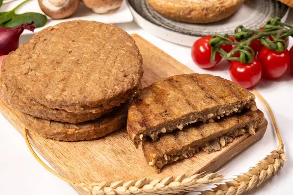 Tahıldan yapılmış yuvarlak vejetaryen köfteler ya da hamburgerler, hayati buğday glüten yiyecekler, pişirilmemiş ve ahşap kalaslarda kızartılmış.