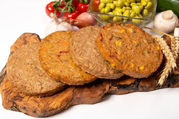 Pişmemiş vejetaryen köfteler veya hamburgerler tahıl, soya fasulyesi, sebze ve baklagillerden yapılır.
