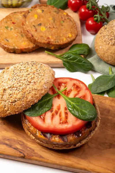 Hamburger, vejetaryen ya da vejetaryen köfteli çörekler ya da soya fasulyesi, tahıl, sebze, ızgara sağlıklı yiyecek ve yiyecek kavramından yapılmış hamburgerler yap.