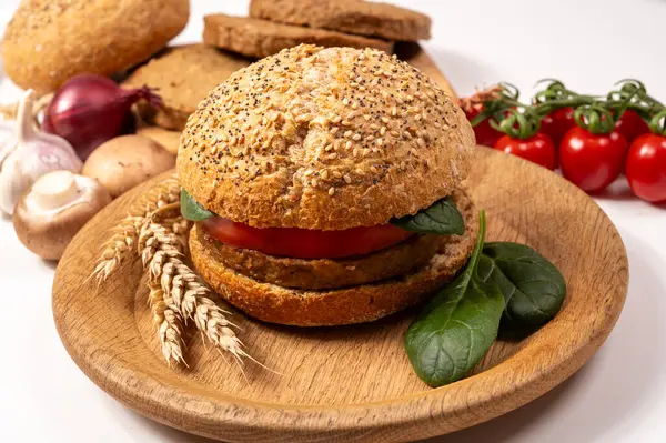 Vejetaryen veya vejetaryen köftelerden hamburgerler yapmak veya tahıldan yapılmış hamburgerler, hayati buğday glüten yemekleri, ızgara sağlıklı yiyecekler.