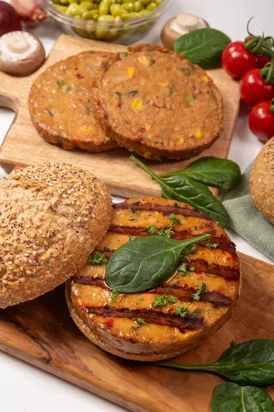 Hamburger, vejetaryen ya da vejetaryen köfteli çörekler ya da soya fasulyesi, tahıl, sebze, ızgara sağlıklı yiyecek ve yiyecek kavramından yapılmış hamburgerler yap.