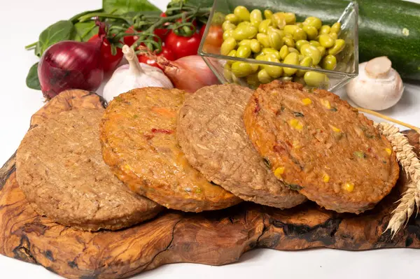 Pişmemiş vejetaryen köfteler veya hamburgerler tahıl, soya fasulyesi, sebze ve baklagillerden yapılır.