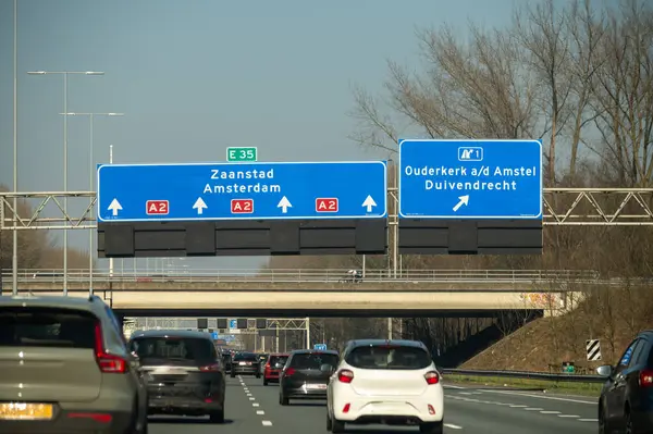 Hollanda 'da karayolu ihlali, Hollanda otoyollarında yüksek kaliteli asfalt üzerinde güvenli sürüş, A2, trafik sıkışıklığı sorunları, yol sıkıntısı, çok sayıda araba, yoğun saatler, trafik işaretleri