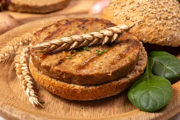 Vejetaryen veya vejetaryen köftelerden hamburgerler yapmak veya tahıldan yapılmış hamburgerler, hayati buğday glüten yemekleri, ızgara sağlıklı yiyecekler.