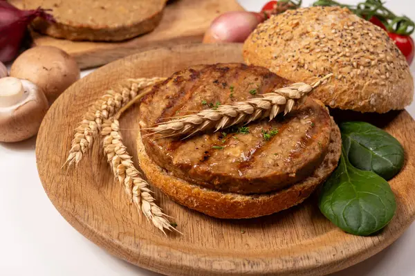 Vejetaryen veya vejetaryen köftelerden hamburgerler yapmak veya tahıldan yapılmış hamburgerler, hayati buğday glüten yemekleri, ızgara sağlıklı yiyecekler.