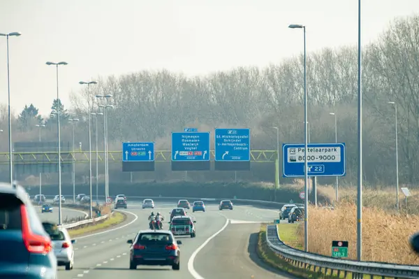 Hollanda 'da karayolu ihlali, Hollanda otoyollarında yüksek kaliteli asfalt üzerinde güvenli sürüş, A2, trafik sıkışıklığı sorunları, yol sıkıntısı, çok sayıda araba, yoğun saatler, trafik işaretleri