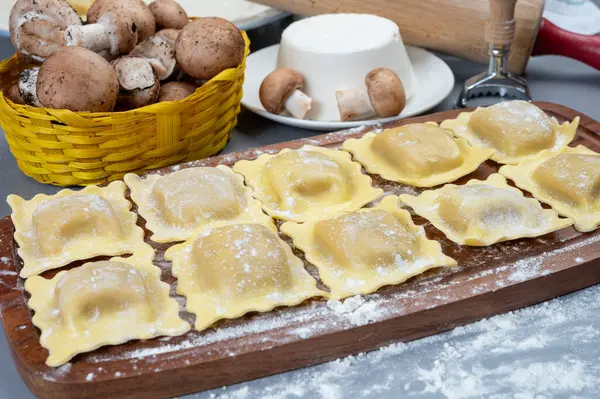 İtalyan yemeği, taze ev yapımı makarna ravioli köftesi ricotta yumuşak peynirli ve şampiyon porcini mantarlı, Parma, Emilia Romagna, İtalya, kapatın.