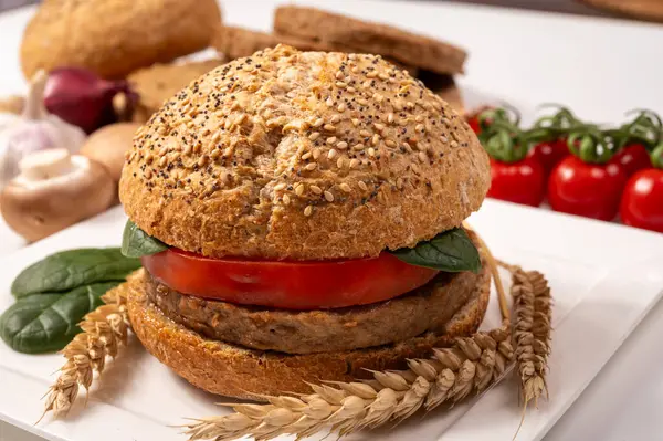 Vejetaryen veya vejetaryen köftelerden hamburgerler yapmak veya tahıldan yapılmış hamburgerler, hayati buğday glüten yemekleri, ızgara sağlıklı yiyecekler.