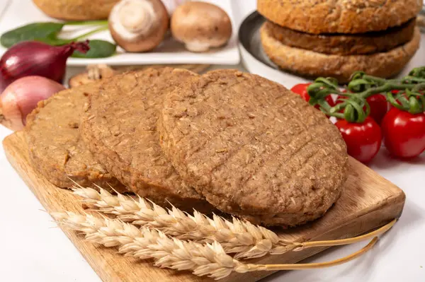 Tahıldan yapılmış yuvarlak vejetaryen köfteler ya da hamburgerler, hayati buğday glüten yiyecekler, pişirilmemiş ve ahşap kalaslarda kızartılmış.