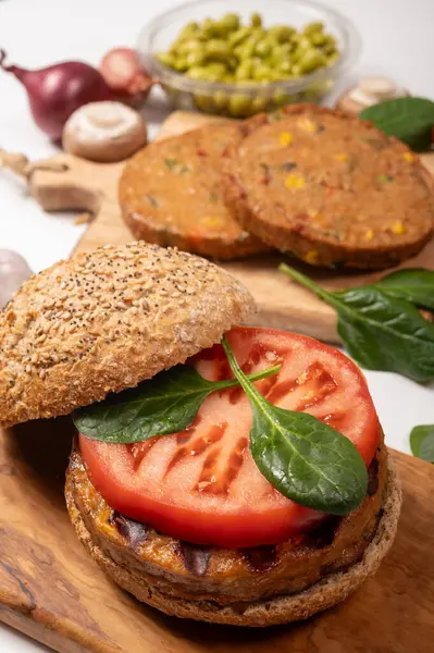 Hamburger, vejetaryen ya da vejetaryen köfteli çörekler ya da soya fasulyesi, tahıl, sebze, ızgara sağlıklı yiyecek ve yiyecek kavramından yapılmış hamburgerler yap.