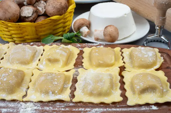 İtalyan yemeği, taze ev yapımı makarna ravioli köftesi ricotta yumuşak peynirli ve şampiyon porcini mantarlı, Parma, Emilia Romagna, İtalya, kapatın.