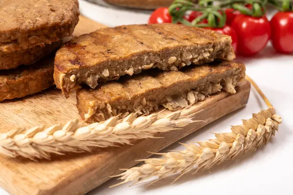 Tahıldan yapılmış yuvarlak vejetaryen köfteler ya da hamburgerler, hayati buğday glüten yiyecekler, pişirilmemiş ve ahşap kalaslarda kızartılmış.