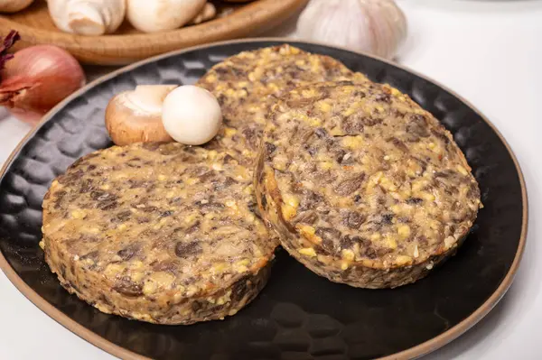 Lezzetli organik vejetaryen yemekleri, köfteli hamburgerler, mantarlar, vegan peyniri ve soğan.