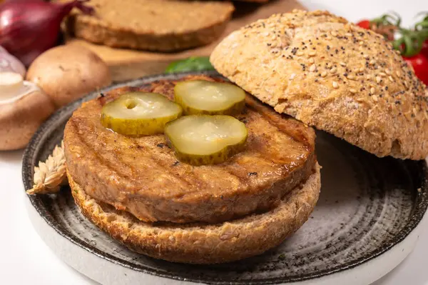 Vejetaryen veya vejetaryen köftelerden hamburgerler yapmak veya tahıldan yapılmış hamburgerler, hayati buğday glüten yemekleri, ızgara sağlıklı yiyecekler.