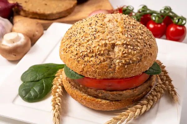 Vejetaryen veya vejetaryen köftelerden hamburgerler yapmak veya tahıldan yapılmış hamburgerler, hayati buğday glüten yemekleri, ızgara sağlıklı yiyecekler.