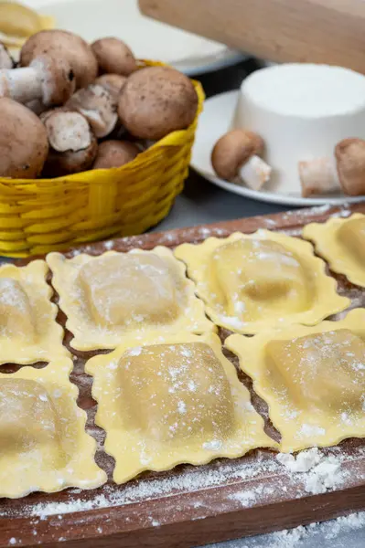İtalyan yemeği, taze ev yapımı makarna ravioli köftesi ricotta yumuşak peynirli ve şampiyon porcini mantarlı, Parma, Emilia Romagna, İtalya, kapatın.