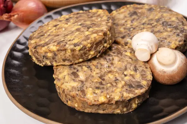 Lezzetli organik vejetaryen yemekleri, köfteli hamburgerler, mantarlar, vegan peyniri ve soğan.