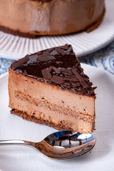 Koyu çikolatalı dondurmalı pasta, tatlı tatlı.